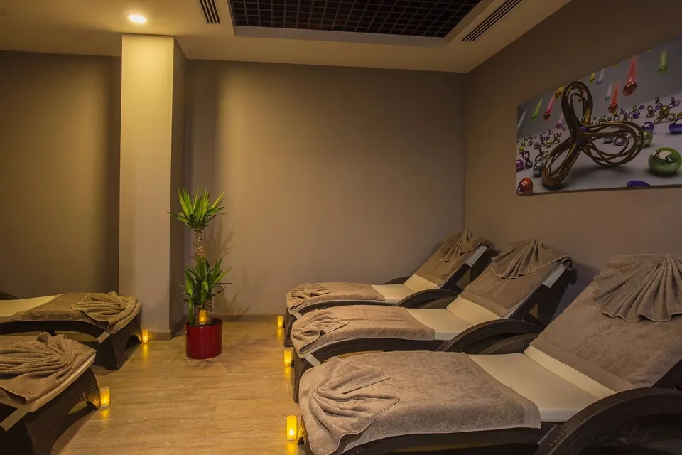 Ümraniye Melada Spa dinlenme alanı ve şezlonglar